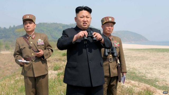 Foto divulgada pela agência de notícias norte-coreana em 2014 mostrando o líder Kim Jong-un inspecionando o lançamento de um foguete