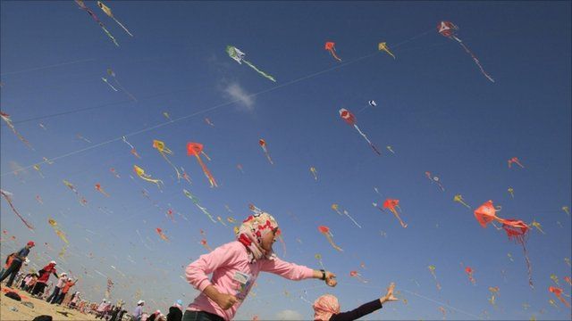 Gaza children 'break' kite flying record - BBC News