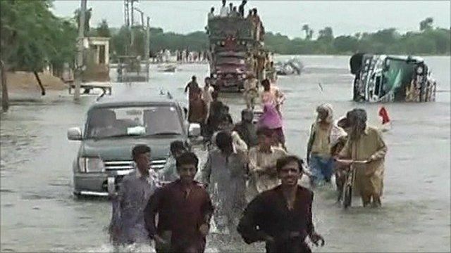 Pakistanis fleeing floodwaters in the country's south