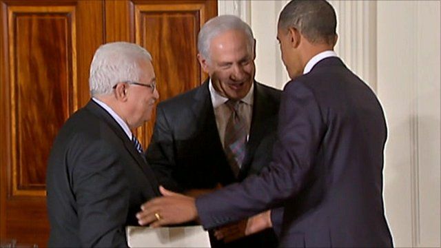 Mahmoud Abbas, Benjamin Netanyahu and Barack Obama shaking hands