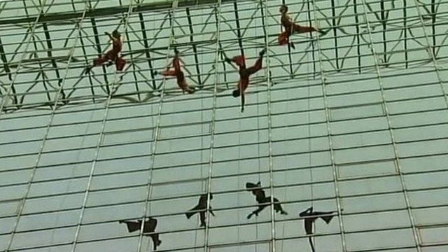 Bandaloop performing