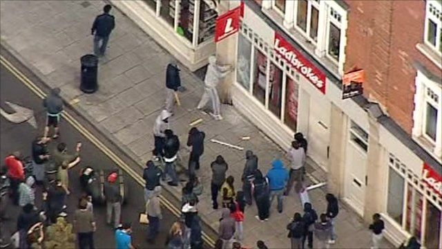 London Riots Hackney Police And Shops Attacked Bbc News