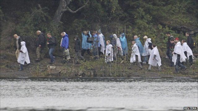 Norway families visit Utoeya island - BBC News