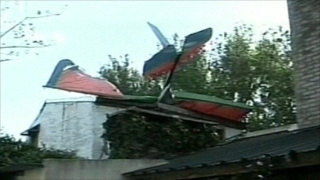 The Star Light LV-X-207 aircraft crashes into a roof