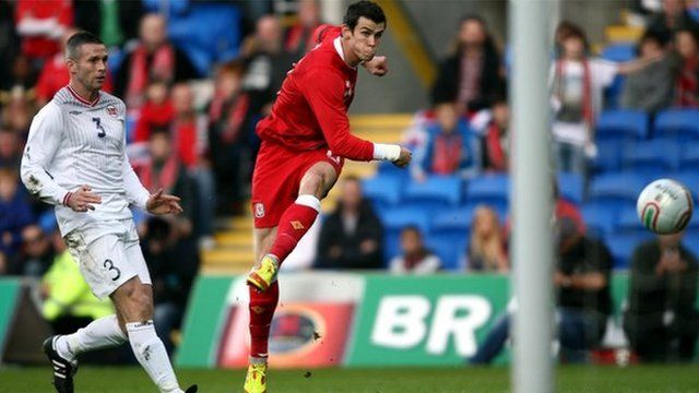 Gareth Bale yn sgorio i Gymru yn erbyn Norwy mewn gêm gyfeillgar fis Tachwedd 2011