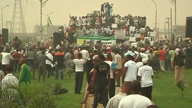 Police And Demonstrators Clash At Nigeria Fuel Protest Bbc News