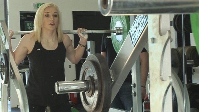 Bronwyn Nic an Tàilleir a' trèanadh