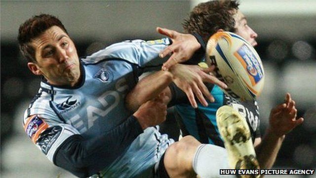 Gavin Henson yn chwarae i'r Gleision.