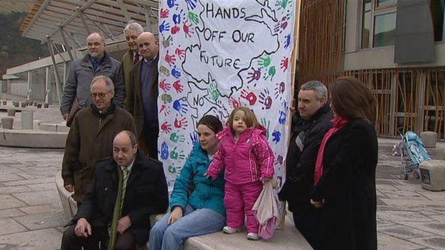 Barraich a' togail fianais aig Pàrlamaid na h-Alba