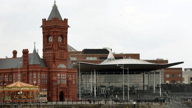 Y Senedd ym Mae Caerdydd