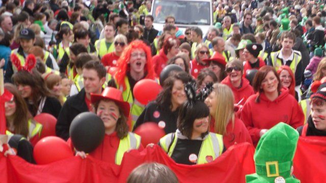 Y ras yn 2010