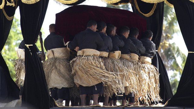 The monarch's flag-draped coffin was escorted to the royal tomb by pallbearers dressed in black
