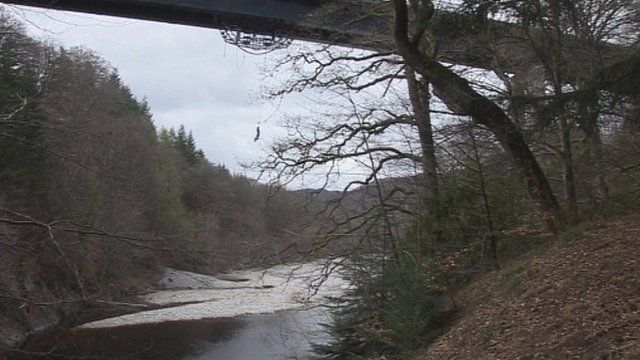 Leum bungee far drochaide