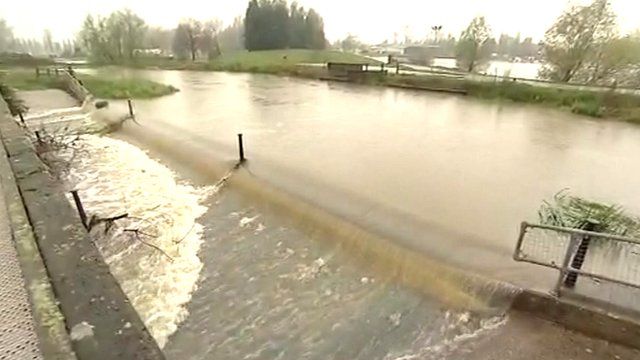 Billing Aquadrome flooding evacuees praise support - BBC News