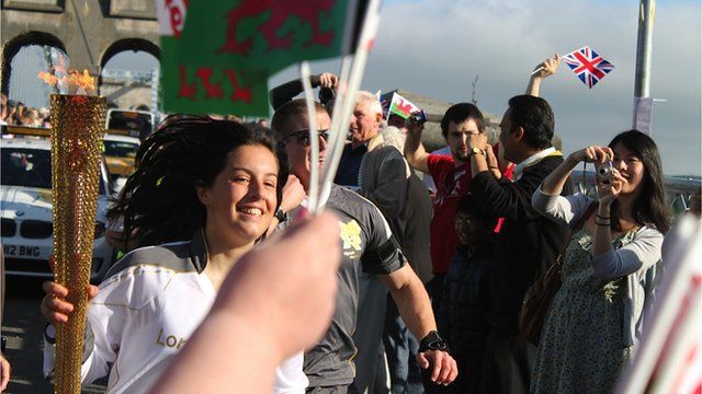 Mari Davies yn cludo'r Fflam dros Bont Menai