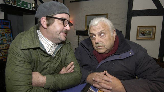 Wali Tomos ac Arthur Picton yn trafod tic tacs cyn y gêm