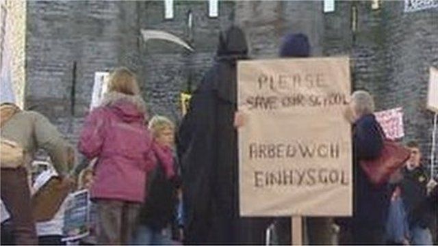 Protest gan rieni a phlant ysgolion ardal bryncrug, Llwyngwril a Llanegryn