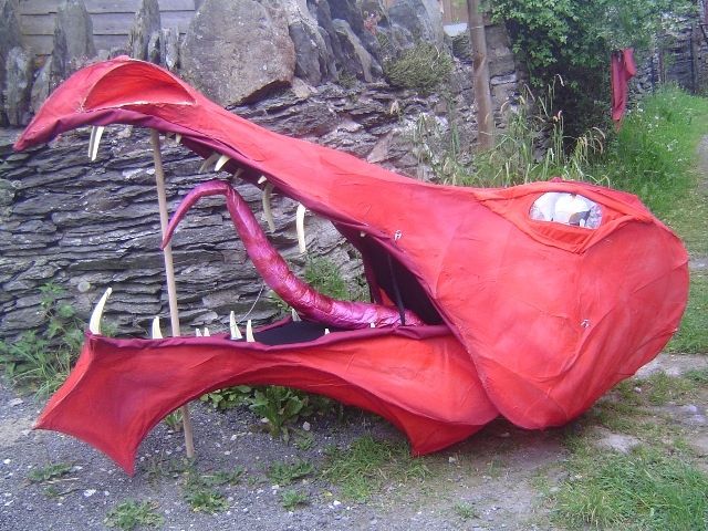 Y ddraig goch enfawr fydd i'w gweld yn yr orymdaith