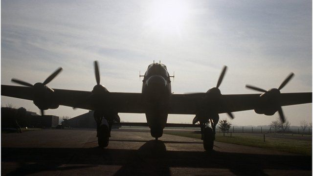 Un o awyrennau'r Lancaster