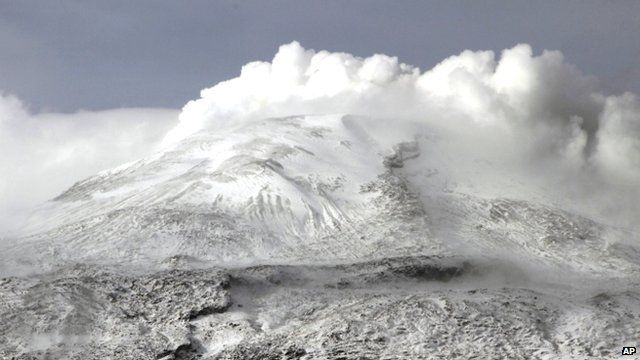 Colombia's Nevado del Ruiz volcano spews ash and gas - BBC News