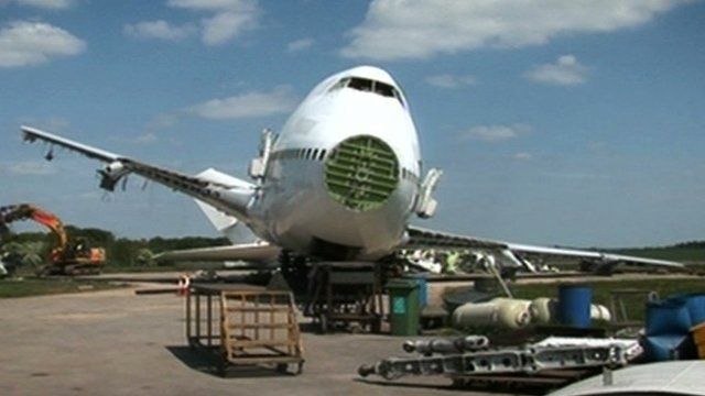 How do you scrap an old Boeing 747 aeroplane? - BBC News