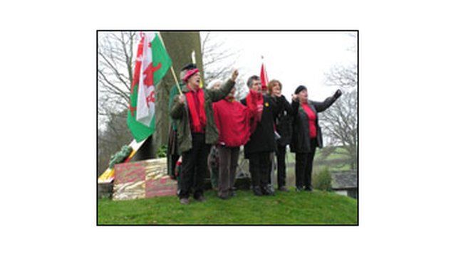 Cefnogwyr yn Cofio Llywelyn ger Cofeb Cilmeri