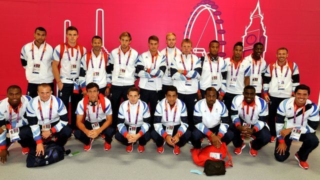 Team GB Pêl-droes dynion gyda'r rheolwr Stuart Peace
