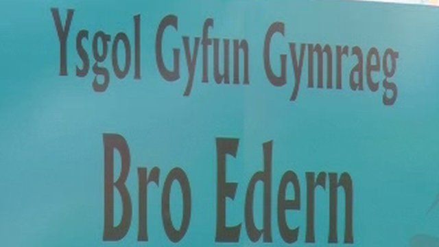 Arwydd Ysgol Gyfun Gymraeg Bro Edern, Caerdydd