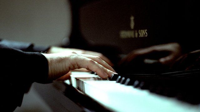 Person yn chwarae piano
