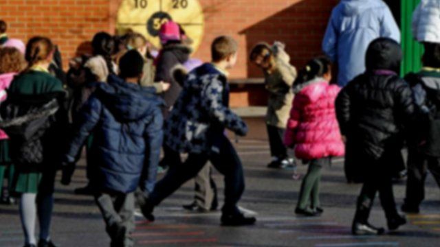 Plant yn chwarae ar iard ysgol