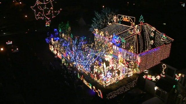 Wiltshire house becomes Christmas lights extravaganza - BBC News