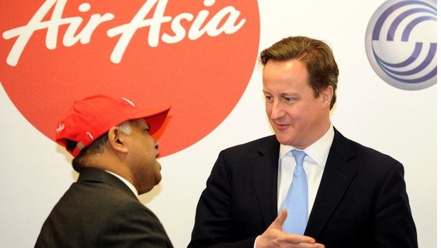 Tony Fernandes, perchennog Air Asia, yn siarad gyda David Cameron