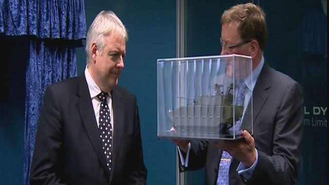 Carwyn Jones ar ymweliad â ffatri newydd General Dynamics