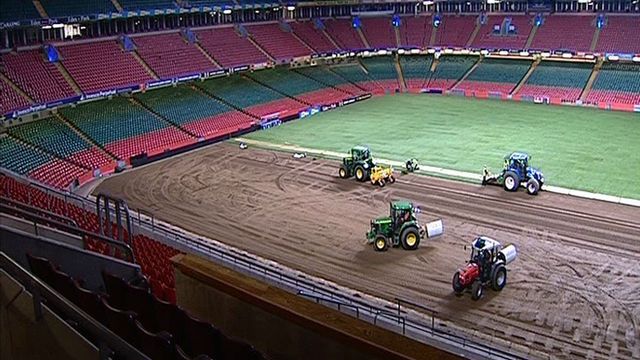 Gosod cae Stadiwm y Mileniwm