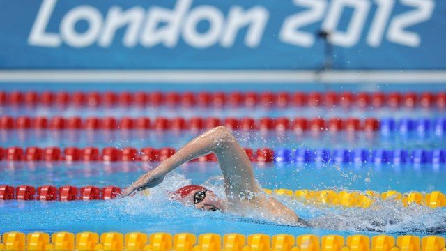 Rebecca Adlington oedd un enillodd un o dair medal Prydain yn y Gemau Olympaidd mewn nofio