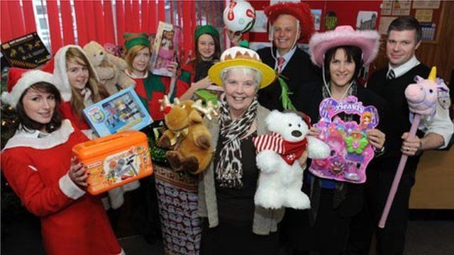 Rhai o ddisgyblion Ysgol Tre-Gib, dirprwy'r ysgol Claire Williams, Arweinydd y Cyngr Kevin Madge a'r dirprwy arweinydd Pam Palmer