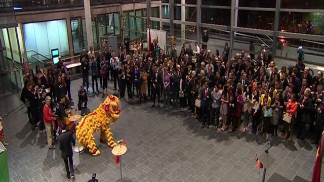 Draig o China yn Y Senedd wrth i Carwyn Jones nodi Blwyddyn Newydd China a thrafod busnes gyda'r wlad