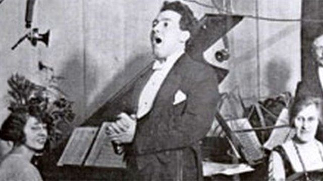 Mostyn Thomas yn canu yn stowdio 5WA Caerdydd yn 1923