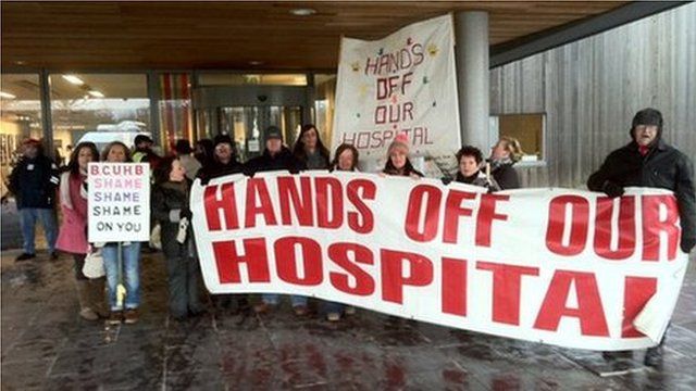 Protest yn erbyn newidiadau Bwrdd Iechyd Betsi Cadwaladr