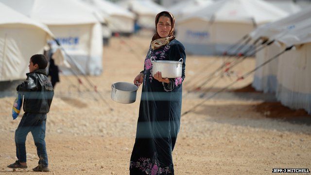 Syrian refugees prepare food
