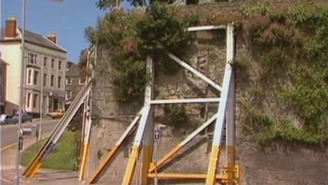 Fframiau metel o amgylch Castell Aberteifi