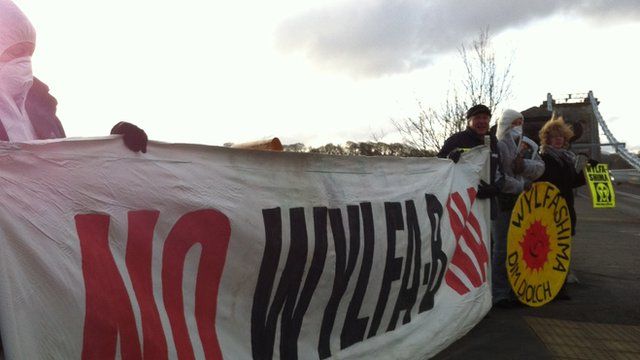 Protestwyr ger Pont y Borth ddydd Llun