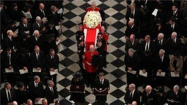 Arch y Farwnes Thatcher yn cael ei chario yng Nghadeirlan St Paul's ddydd Mercher