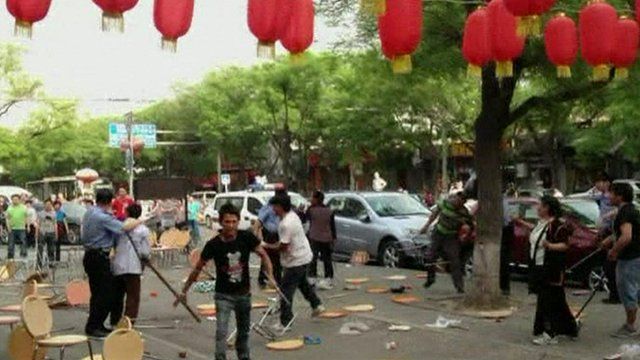 China street fight: Ai Weiwei films bloody Beijing brawl - BBC News