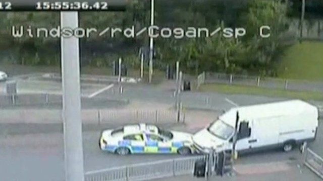 Lluniau cylch cyfyng go'r heddlu'n ceisio atal fan Tvrdon