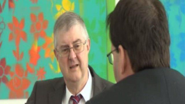 Owain Clarke yn holi Mark Drakeford