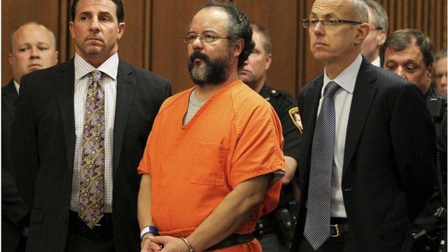 Ariel Castro (c) and attorneys Craig Weintraub (L) and Jaye Schlachet