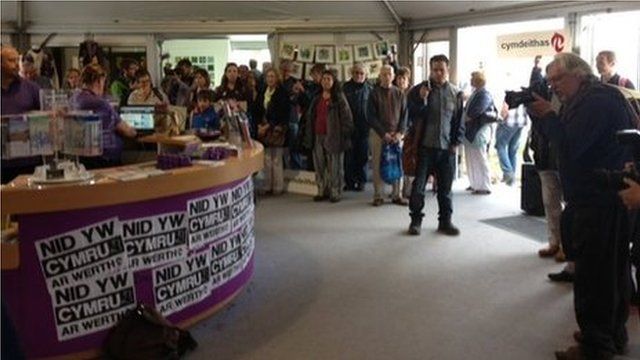 Aelodau'r mudiad yn protestio yn y babell