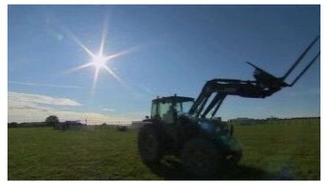 Tractor yn yr haul