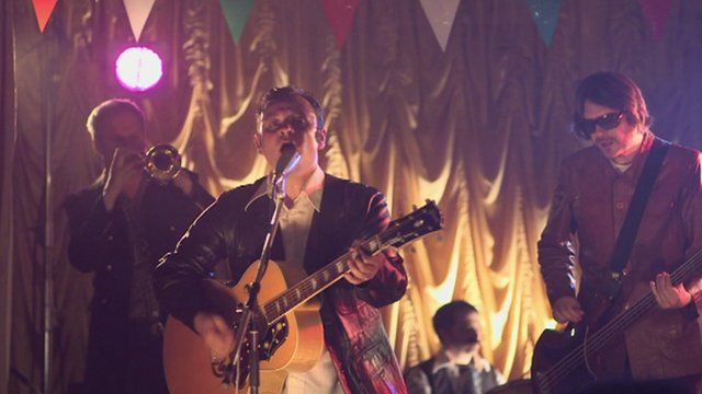 Manic Street Preachers return to 70s in their new video - BBC News